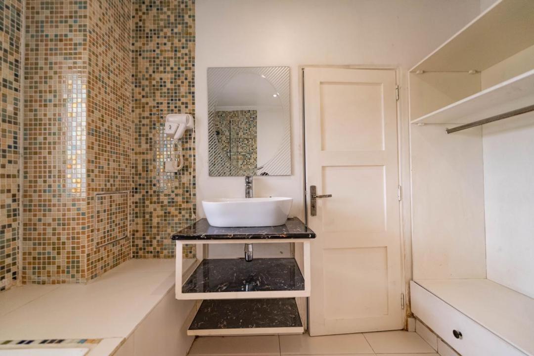 Villa Magnum Douala Luaran gambar
